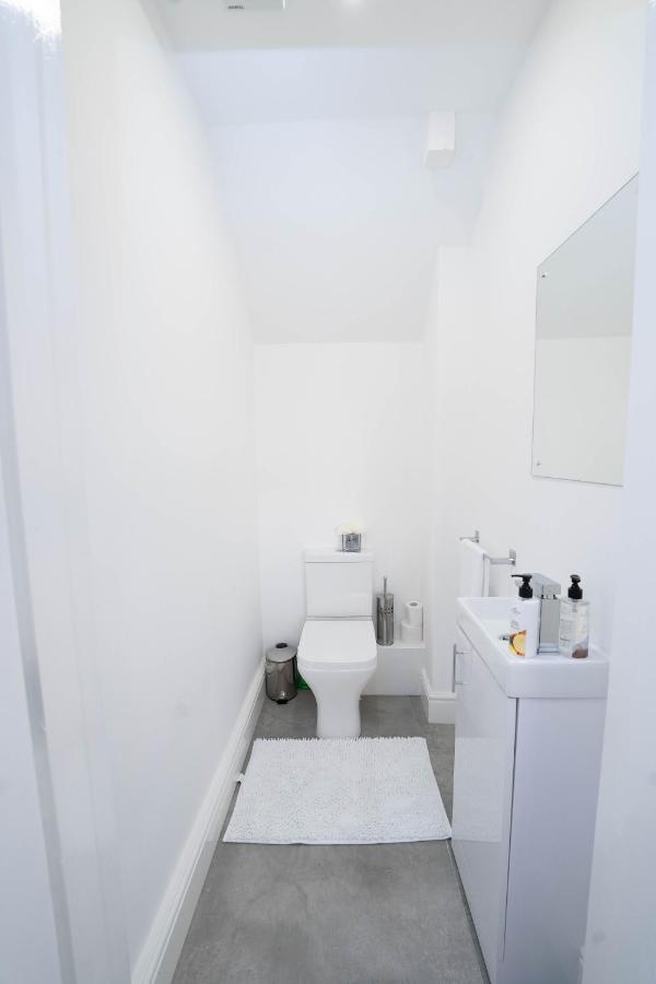 Entire Modern Home With Private Parking For 6/8 Persons Уърксоп Екстериор снимка