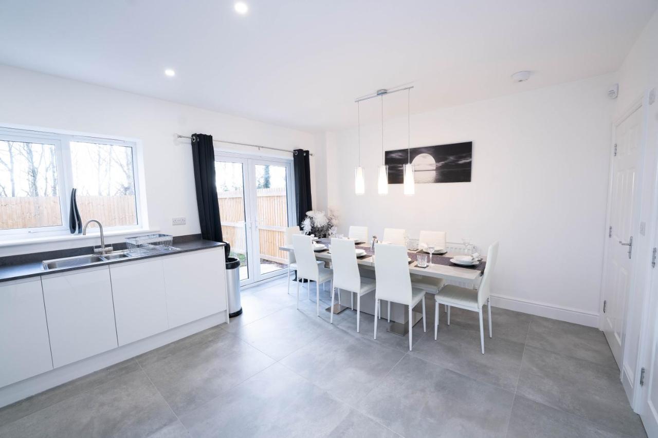Entire Modern Home With Private Parking For 6/8 Persons Уърксоп Екстериор снимка