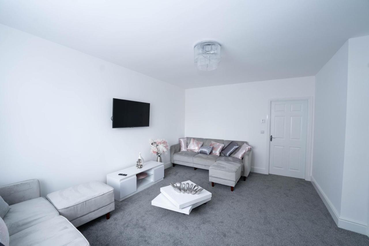 Entire Modern Home With Private Parking For 6/8 Persons Уърксоп Екстериор снимка