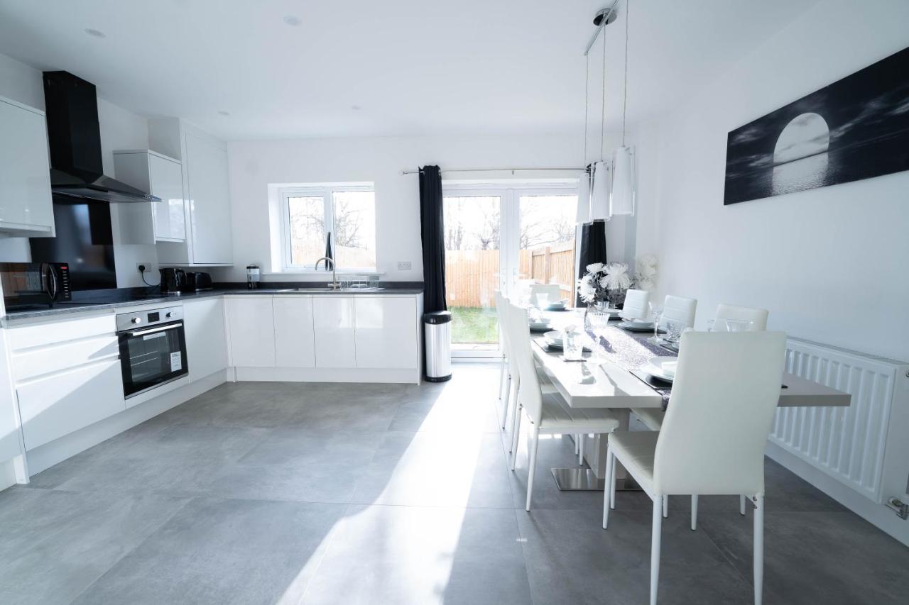 Entire Modern Home With Private Parking For 6/8 Persons Уърксоп Екстериор снимка
