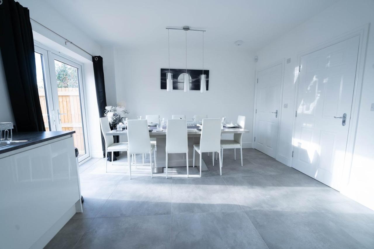 Entire Modern Home With Private Parking For 6/8 Persons Уърксоп Екстериор снимка